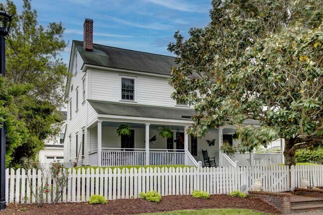 Building Photo - Historic Downtown Manteo Farmhouse