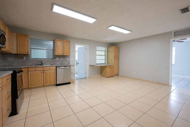 Foto del edificio - 331 NE 49th St