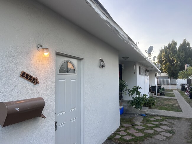Foto del edificio - 2228 S La Brea Ave
