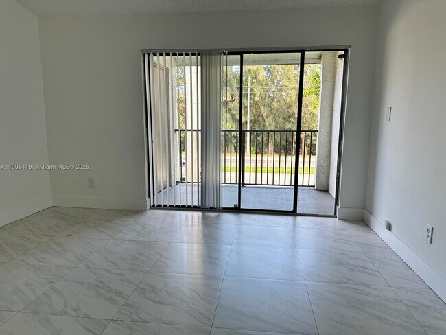 Building Photo - 610 S Park Rd