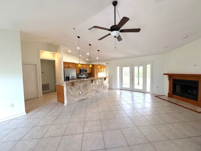 Foto del edificio - Spacious 3-Bed/2-Bath Home for Rent! Saras...
