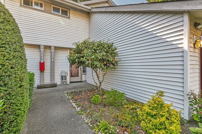 Building Photo - Privately placed, end unit townhome, brand...