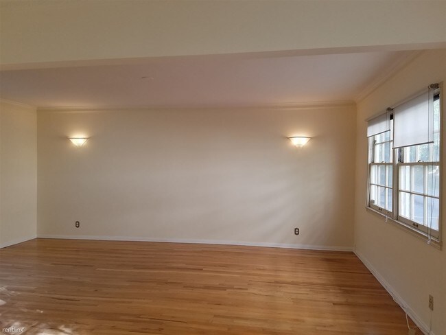 Building Photo - 8567 Holloway Dr