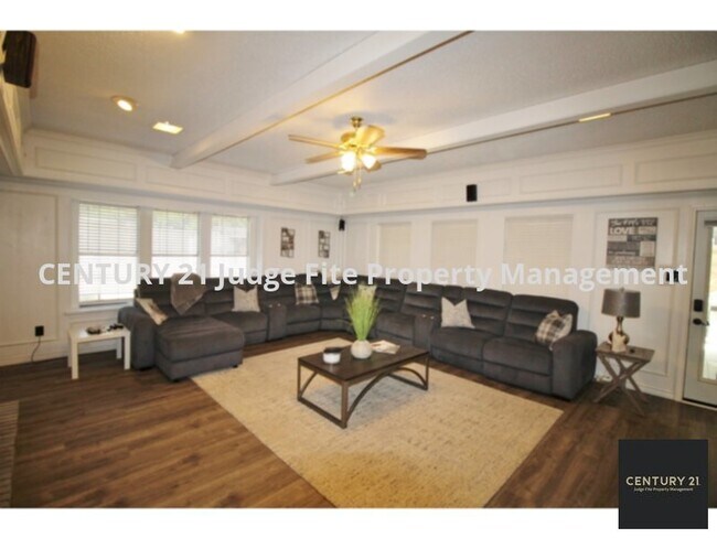 Building Photo - Updated 2-Story 3/3/2 in Duncanville For R...
