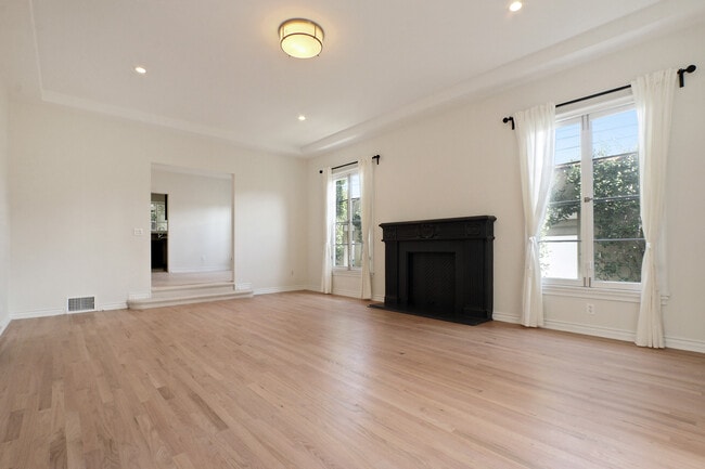 Building Photo - 358 S DOHENY Dr