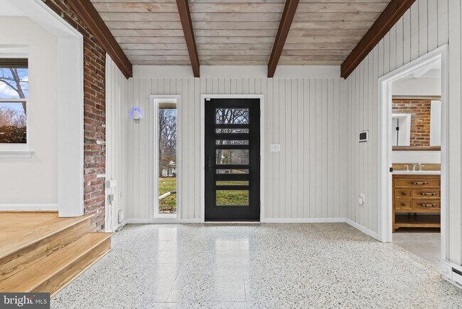 Foto del edificio - 7609 Woodridge Cir