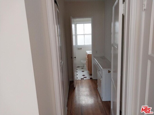 Building Photo - 8559 Holloway Dr