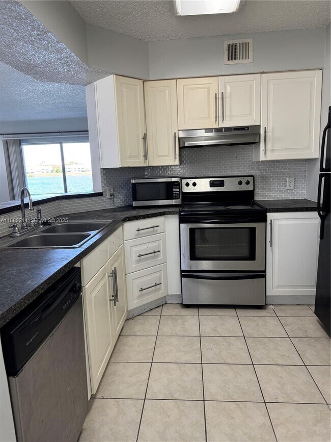 Foto del edificio - 3405 NW 44th St