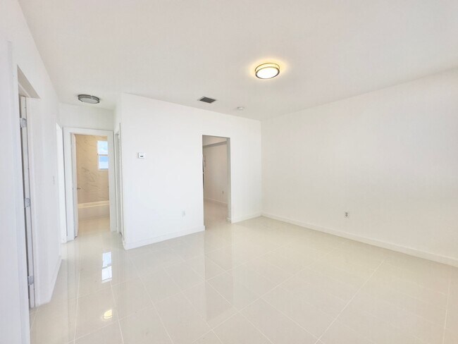 Foto del edificio - Freshly remodelled 2bed/1bath in a duplex ...