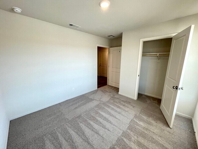 Foto del edificio - New Beautiful 2023 Construction- 4 Bedroom...
