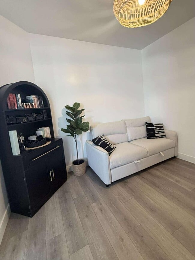 Foto del edificio - Spacious 4-Bedroom Home for Rent – Prime L...