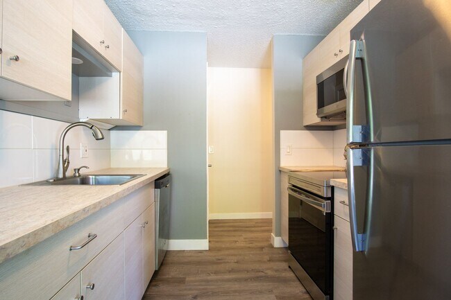 Foto del edificio - Spacious 2 Bedroom with Stylish Updates + A/C, W/D, D/W!