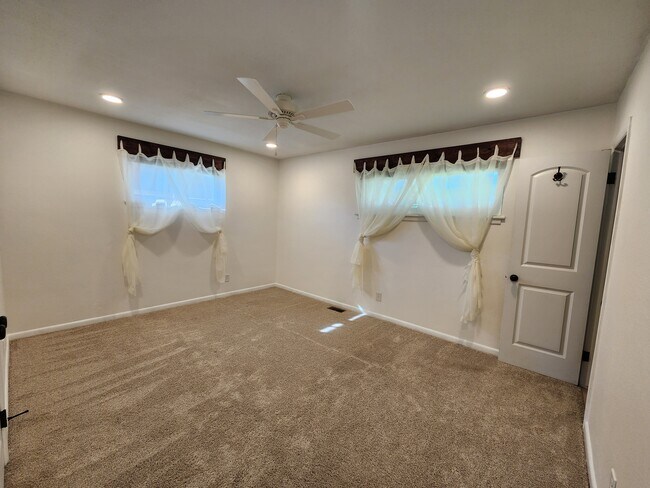 Building Photo - 6 Lewallen Dr