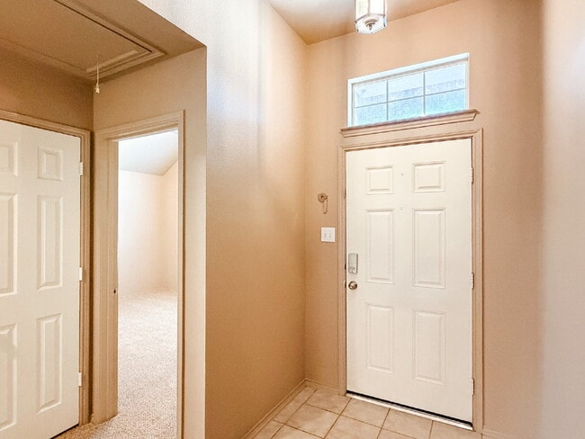 Building Photo - 633 Canoe Way