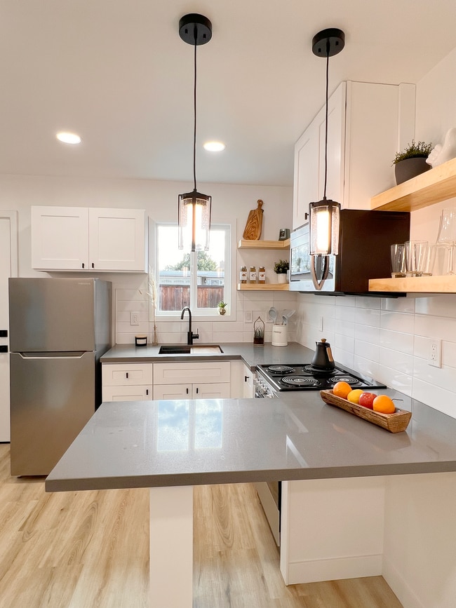 Kitchen - 5903 Glenfinnan Ave
