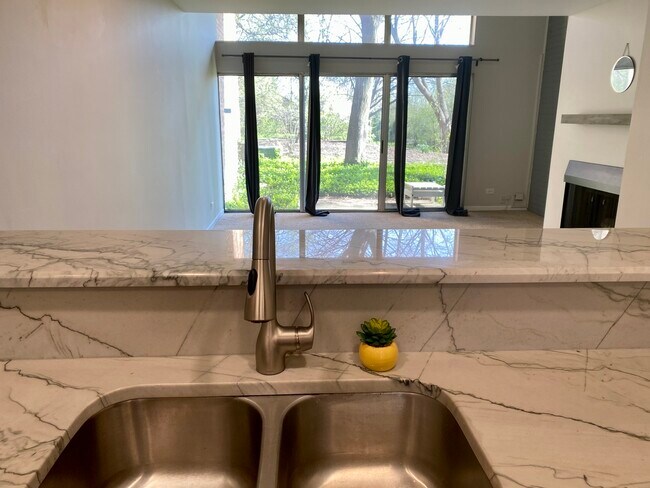 Foto del edificio - 5909 Meadow Dr