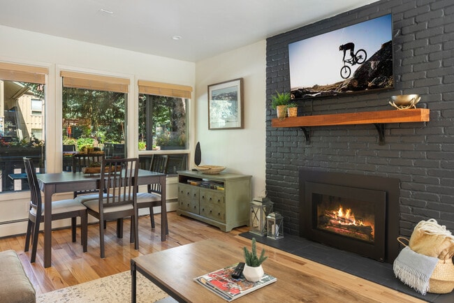 Building Photo - 909 Red Sandstone Rd