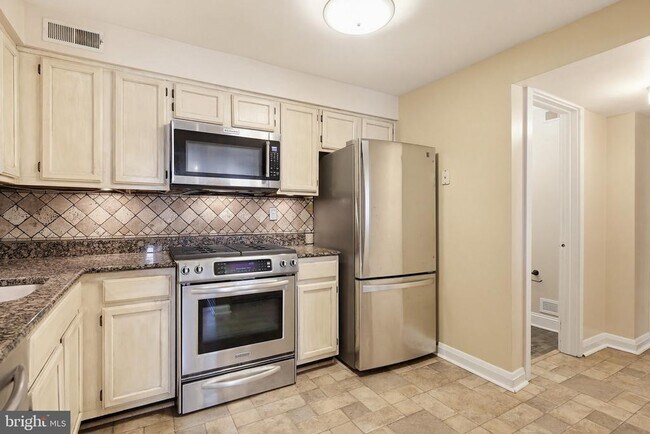 Building Photo - 947 Oella Ave