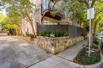 Building Photo - 2704 Welborn St