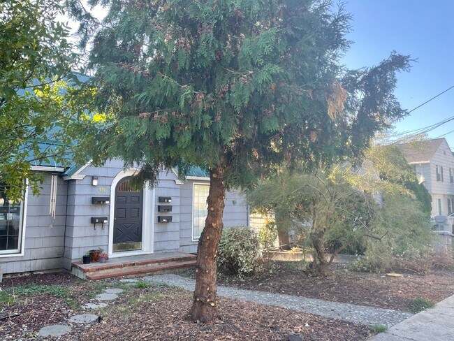 Building Photo - 480 NE Maiden Ln