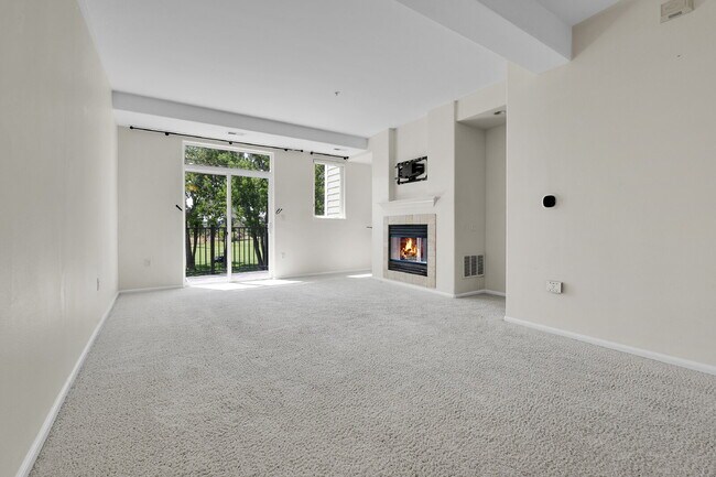 Foto del edificio - $2,300.00 - 2 Beds, 2 Baths, Condo in Littleton with Fireplace and Balcony!