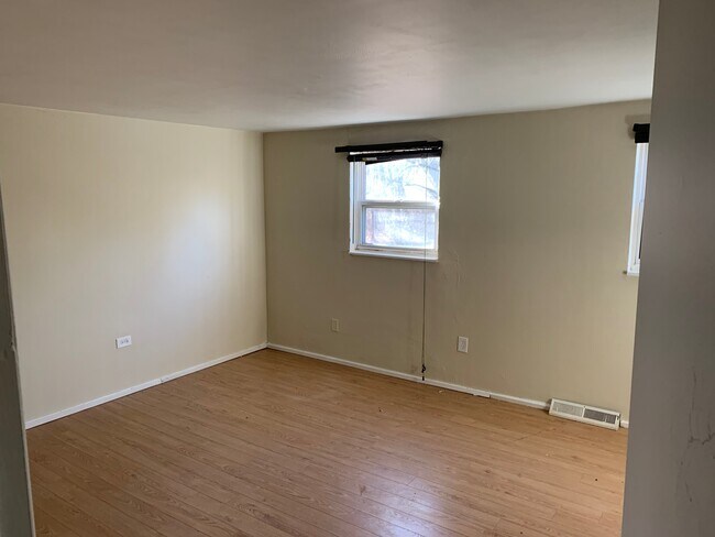 Building Photo - 1575 Evelyn Rd