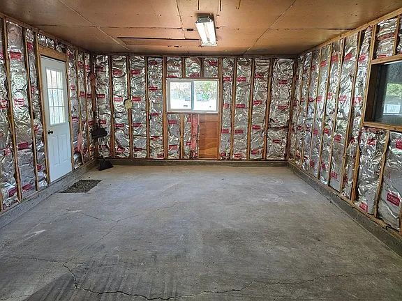 Building Photo - "Charming 3-Bedroom Retreat with 2 Full Bathrooms in Island City – Your Cozy 1,213 Sq Ft Haven!"