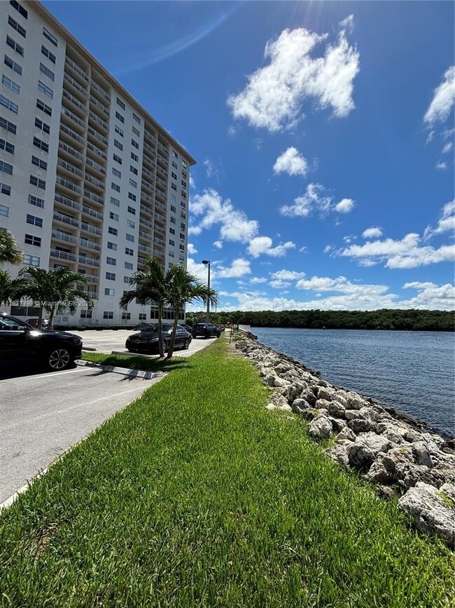 Foto del edificio - 400 Kings Point Dr