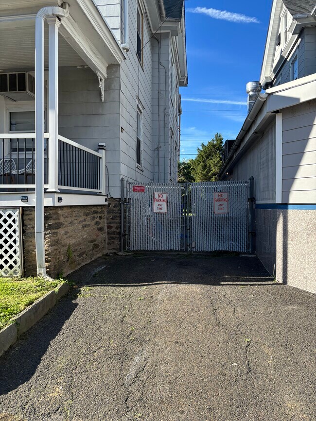 Aparcamiento privado en la propiedad. También hay aparcamiento en la calle. - 17 E Glenside Ave