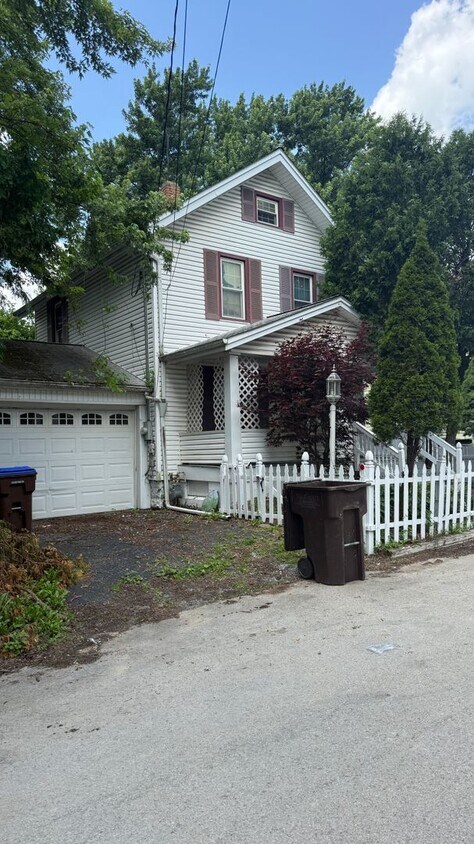 Foto principal - Large 2 bedroom home available now!