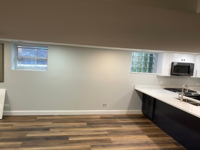 Foto del edificio - 945 N La Grange Rd