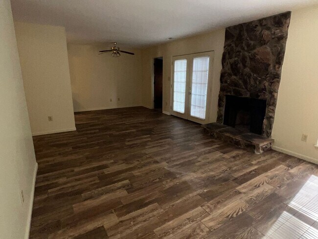 Foto del edificio - Remodeled 2 bedroom, 1.5  bath duplex