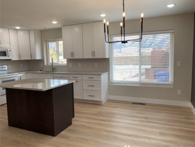Foto del edificio - Beautifully Remodeled Cottonwood Heights Home!