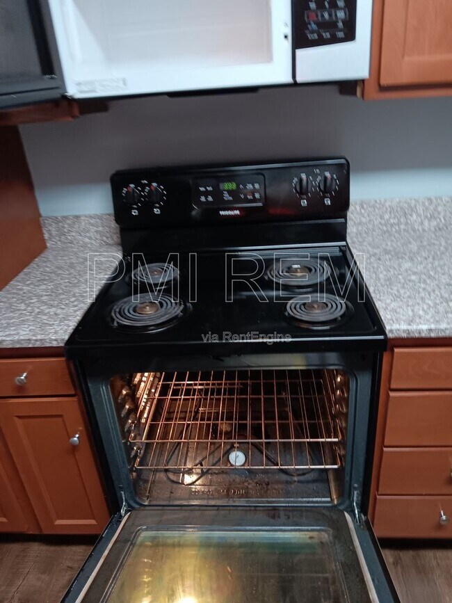 Foto del edificio - 16025 Van Aken Blvd