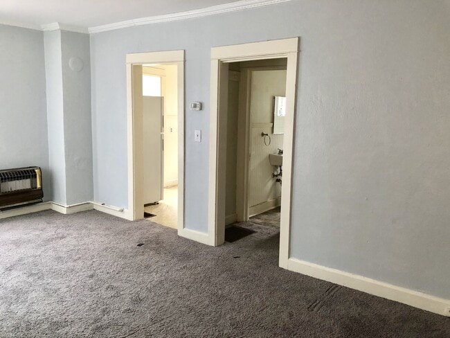 Building Photo - Awesome location for Garage Apartment