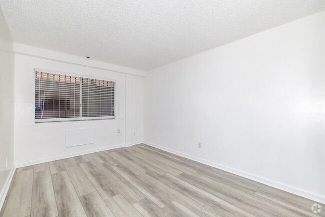1BR, 1BA - 550SF - Bedroom - Valdamour Apartments