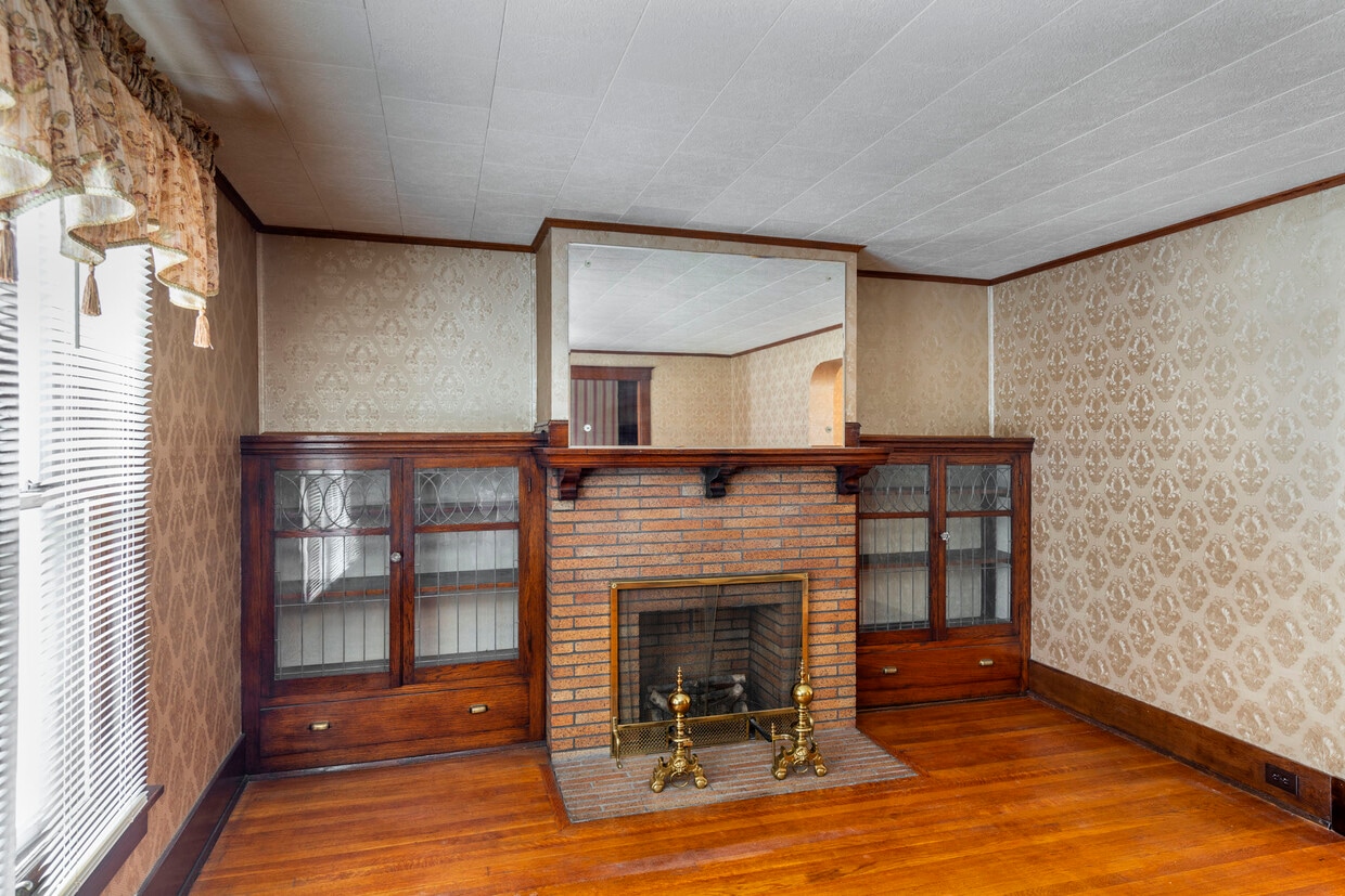 Large Living Room - 424 Parkside Ave
