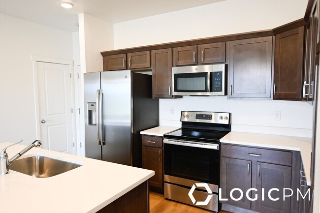 Building Photo - Stunning Townhome In Excellent Location!