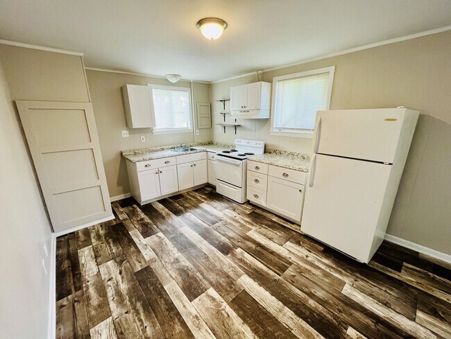 Foto del edificio - 2 Bedroom 1 Bath includes Water, Sewer, an...