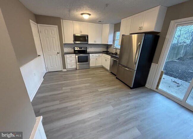 Foto del edificio - 30 Sycamore Dr