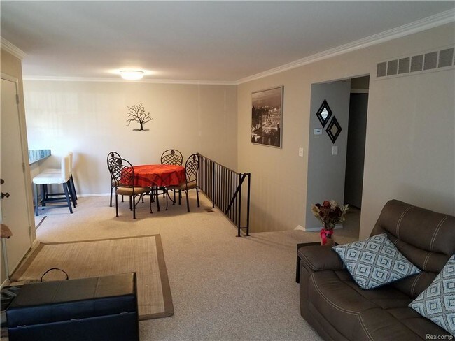 Building Photo - 2690 Roundtree Dr
