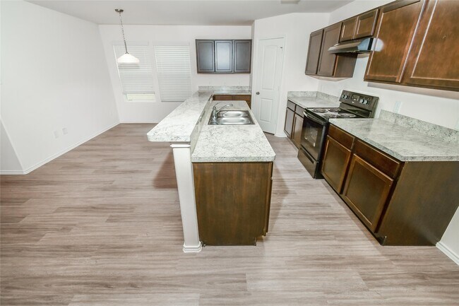 Foto del edificio - 4006 Silver Ranch Rd