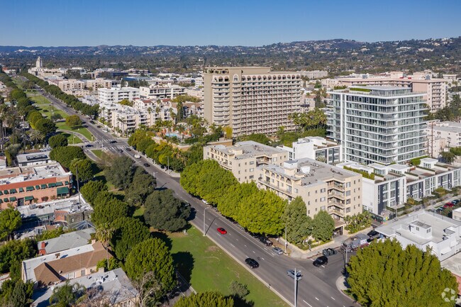 Foto aérea - Burton Plaza Apartments