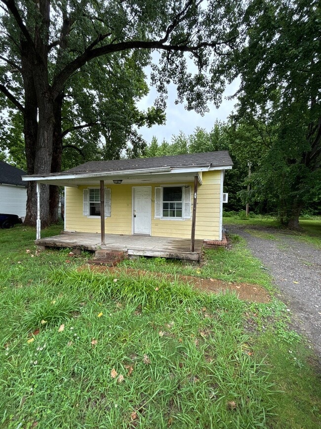 Building Photo - 102 Tuxedo Dr