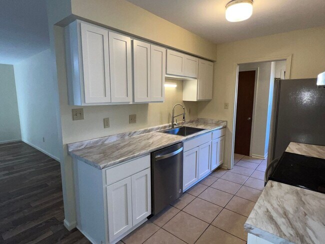 Foto del edificio - Remodeled 2 bedroom, 1.5  bath duplex