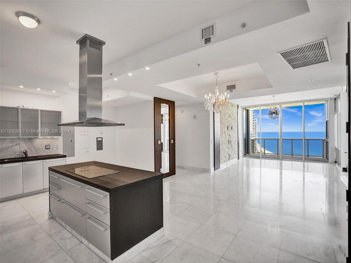 Foto principal - 18201 Collins Ave