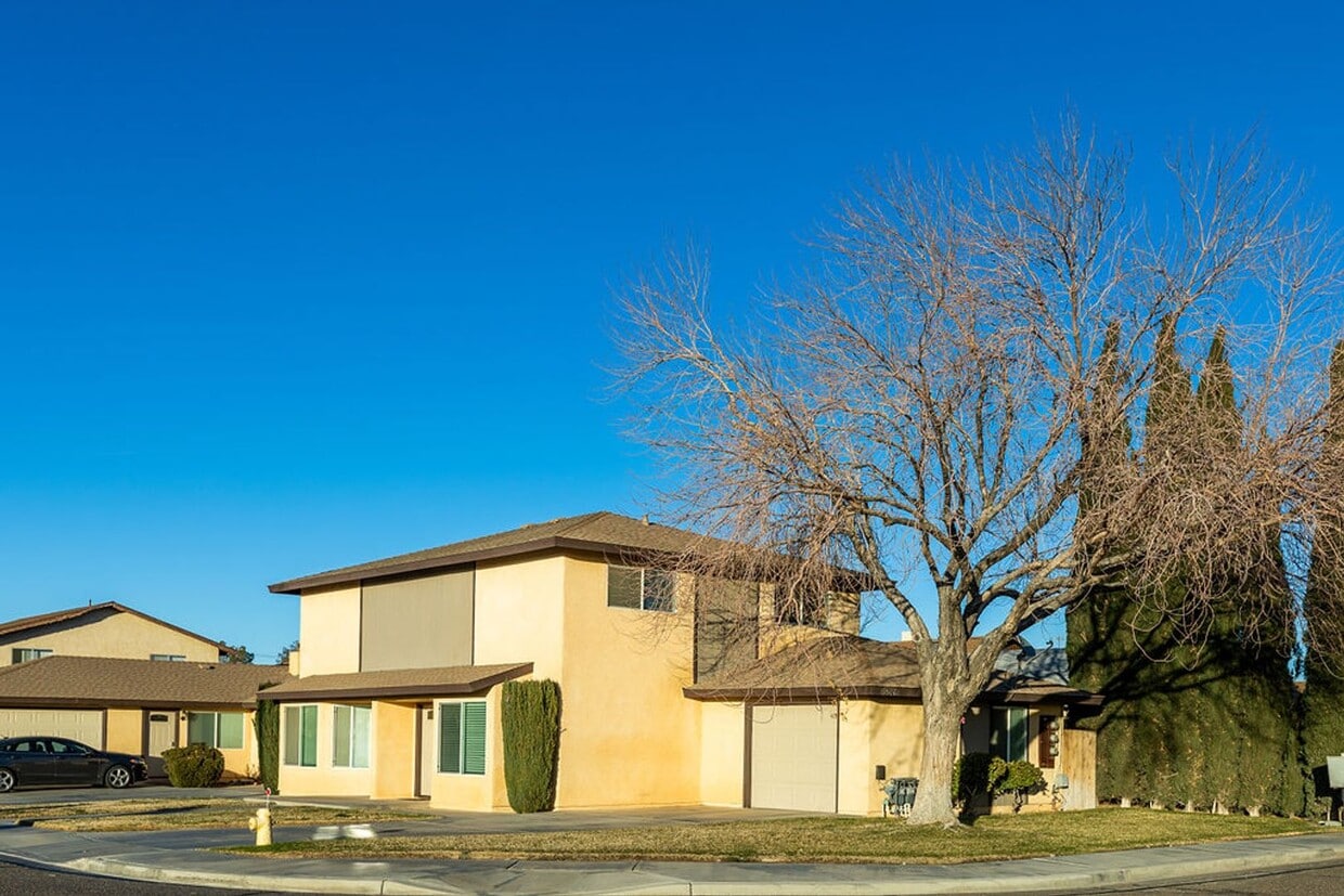 1016 W Alene Ave Unit 1016 Alene Ave C, Ridgecrest, CA 93555 Room for