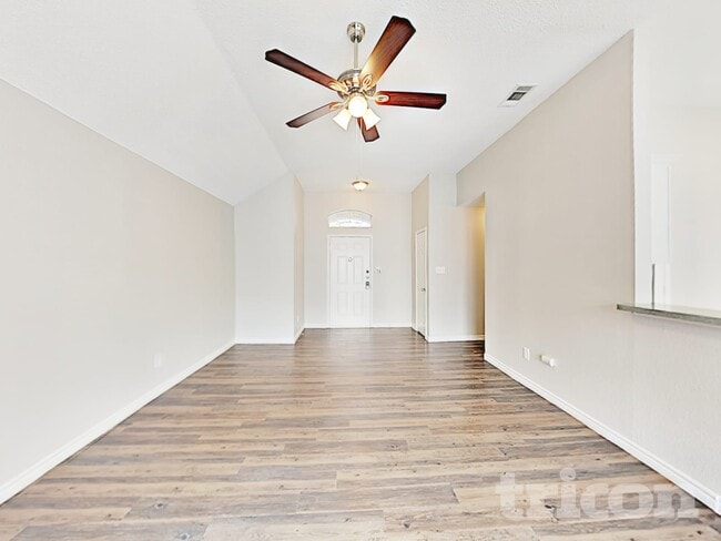 Building Photo - 228 Willow Creek Dr