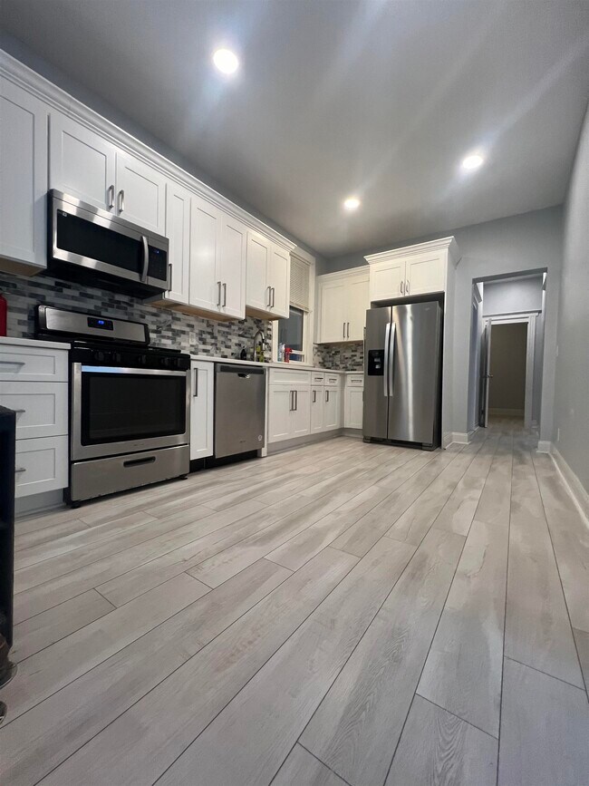 Building Photo - 146 Bentley Ave