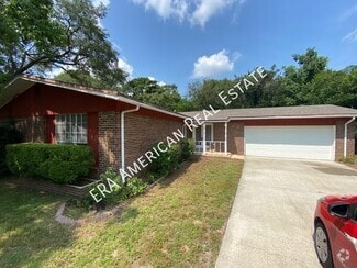 Building Photo - 1006 Pine Lake Dr